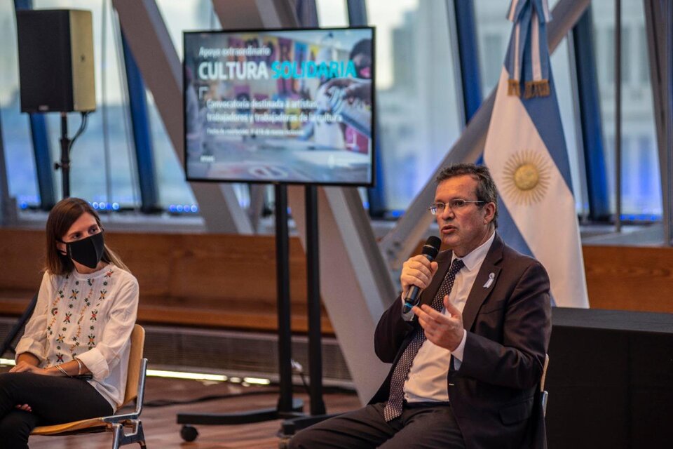 El ministro de Cultura de la Nación, Tristán Bauer, y la titular del Anses, Fernanda Raverta.  (Fuente: Guido Piotrkowski)