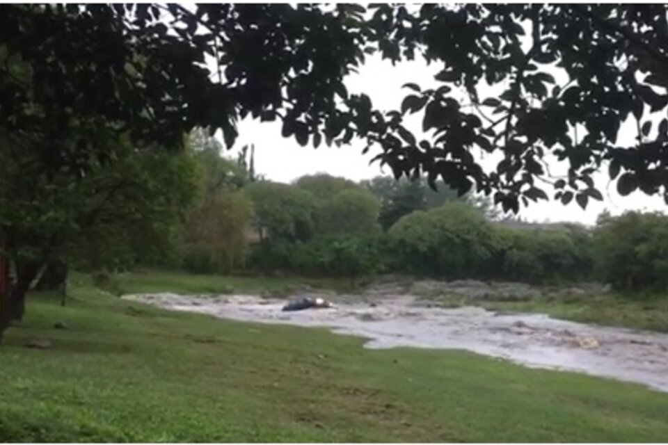 La camioneta fue encontrada y sacada del río.