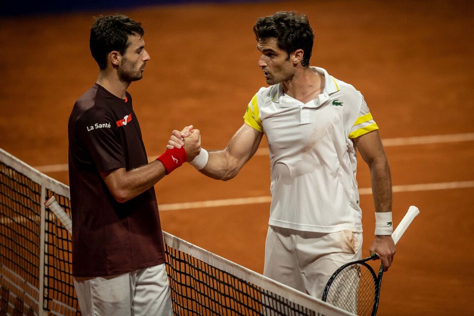 Londero saluda a Pablo Andújar, tras su derrota en la jornada del lunes. (Fuente: Prensa Argentina Open)