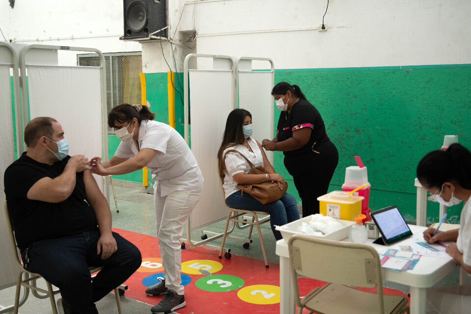 Los avisos sobre la asignación de turnos de vacunación en el marco del plan Buenos Aires Vacunate contra el coronavirus también llegarán vía mensaje de WhatsApp. (Fuente: Télam)