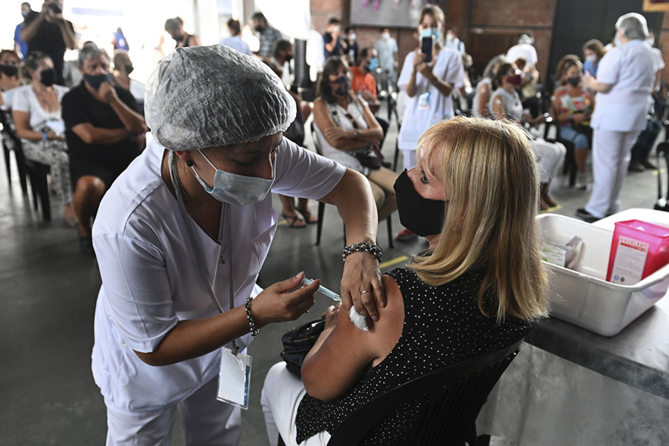 Unas 18.600 vacunas Sinopharm llegan a Rosario y 12.600 a la ciudad de Santa Fe. 