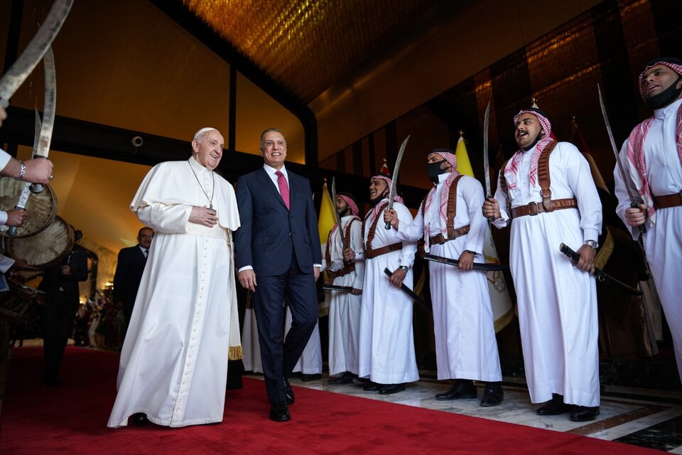 Francisco con el presidente Barham Salih, en la sede de gobierno. (Fuente: AFP)