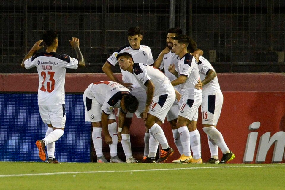 Los jugadores de Independiente festejan el primer gol del equipo. (Fuente: NA)