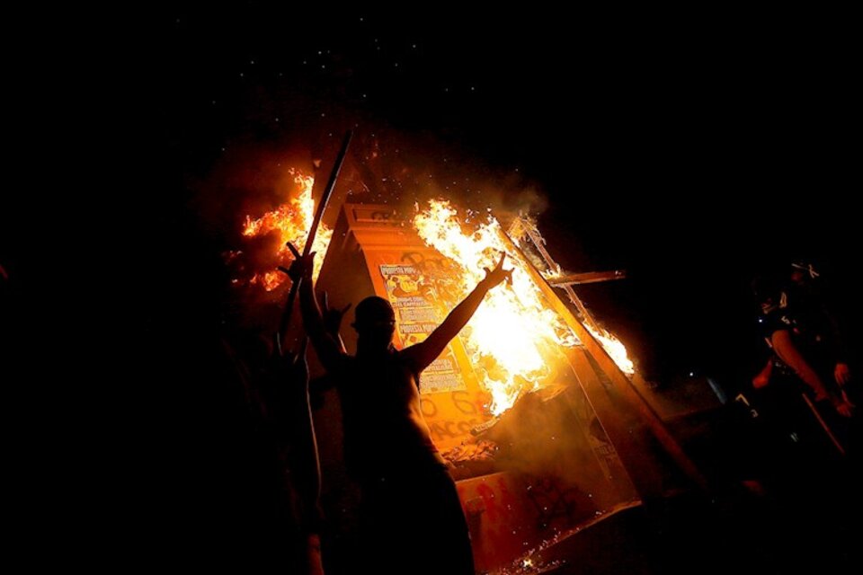 Arde la estatua del general Baquedano, durante los incidentes de anoche en Santiago.  (Fuente: EFE)