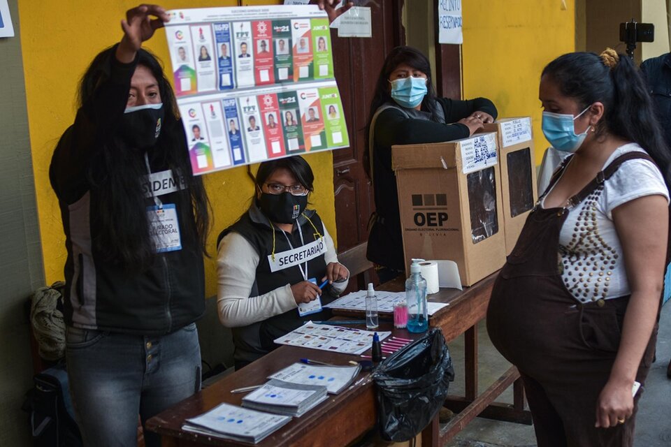 Un centro de votación en La Paz se alista para las elecciones.  (Fuente: Télam)
