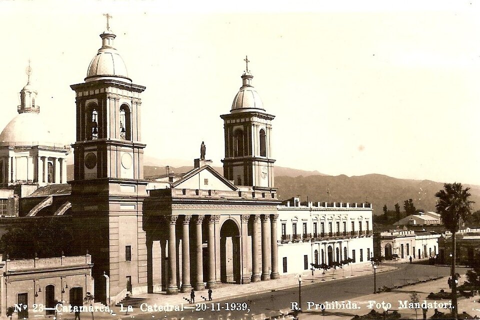 Catedral y Casa de Gobierno. Vista desde la Plaza