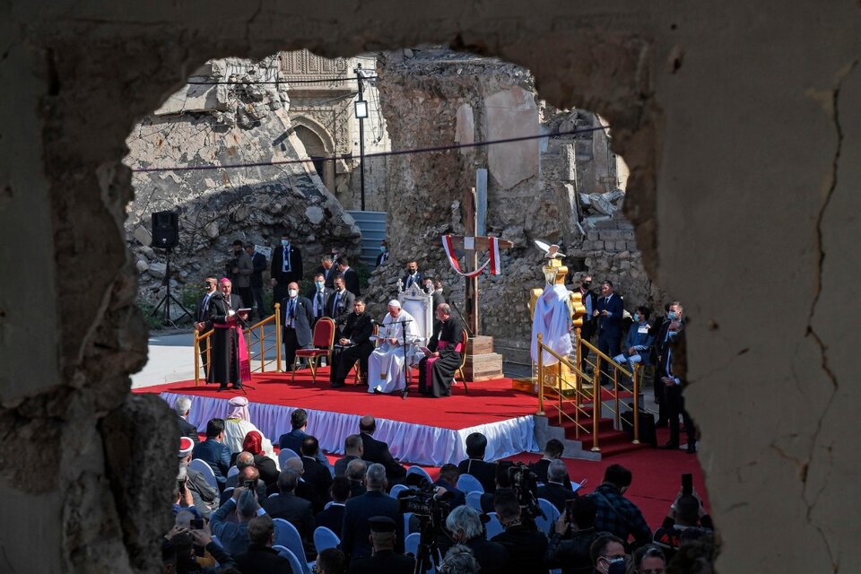 La ceremonia en la demolida plaza de Hosh al Bieaa, en la ciudad de Mosul. (Fuente: EFE)