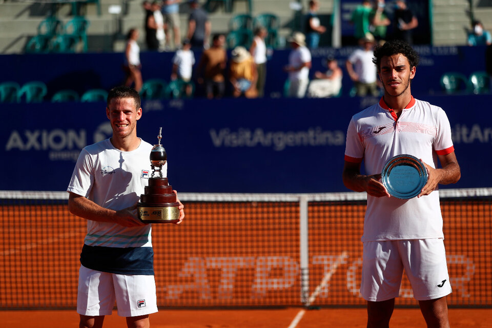 Cerúndolo (derecha) con el trofeo para el subcampeón. (Fuente: AFP)