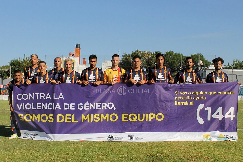 El plantel de Colegiales, con el cartel que salieron los diferentes equipos durante el fin de semana. (Fuente: Prensa AFA)