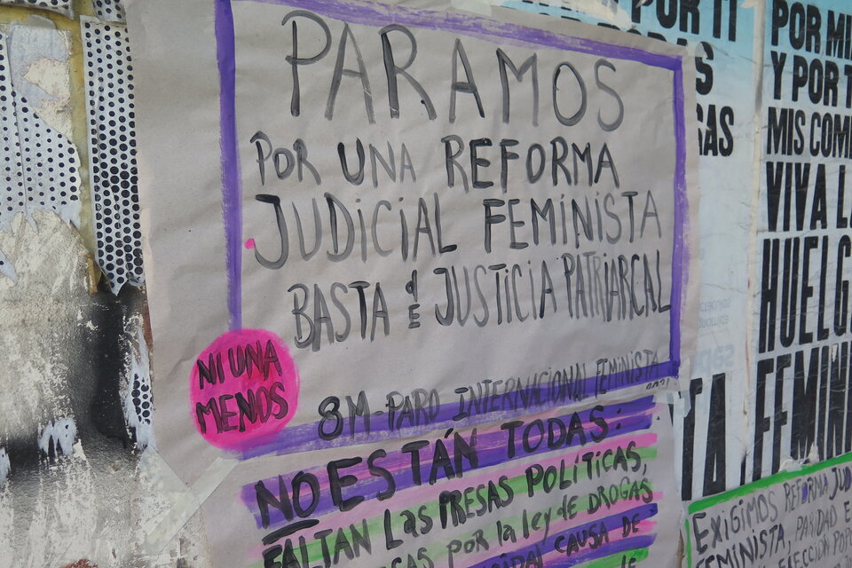 Intervención con afiches del Colectivo NiUnaMenos en el 8M, a partir del pliego de demandas. (Fuente: Archivo Colectivo NiUnaMenos)