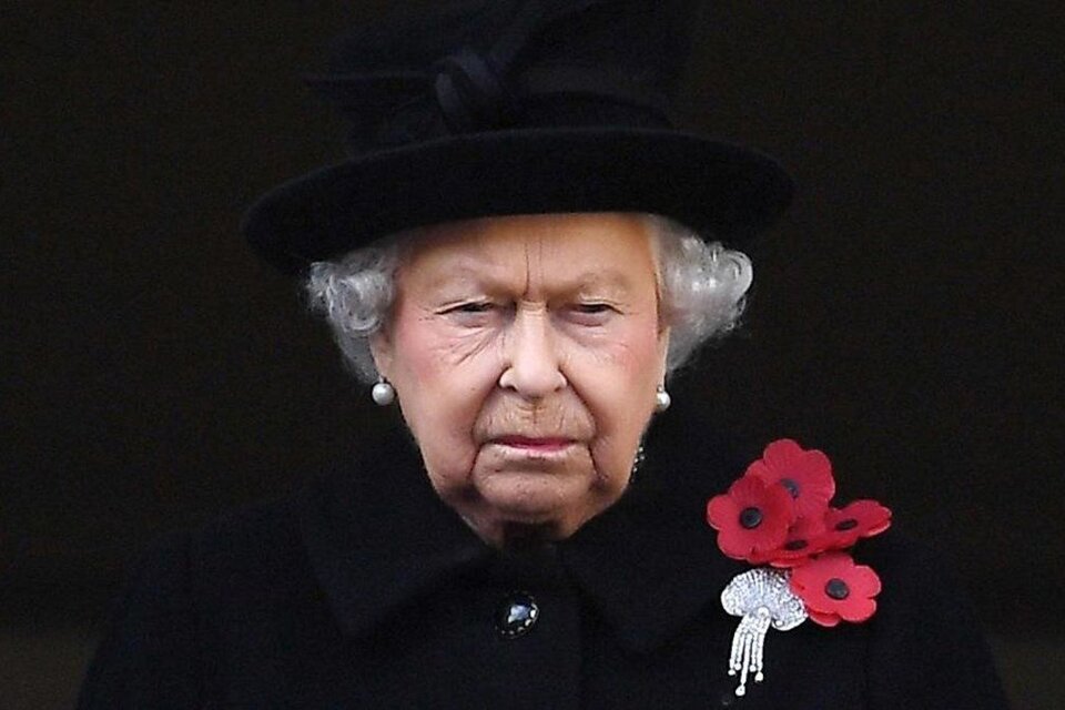 La reina Isabel II ahora afronta acusaciones de racismo en la familia real.  (Fuente: EFE)