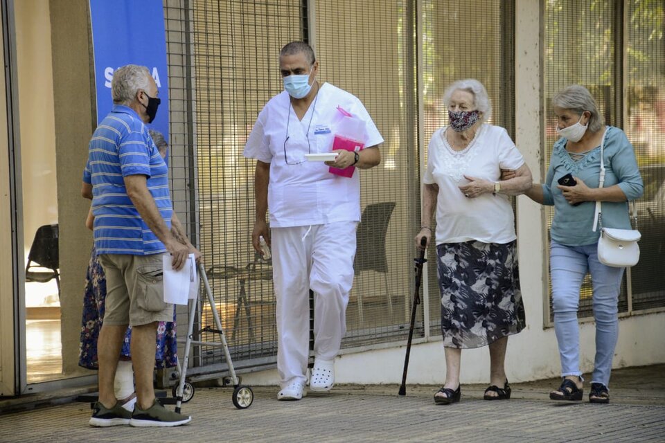 La vacunación llegó a los mayores, pero todavía en cuentagotas. 