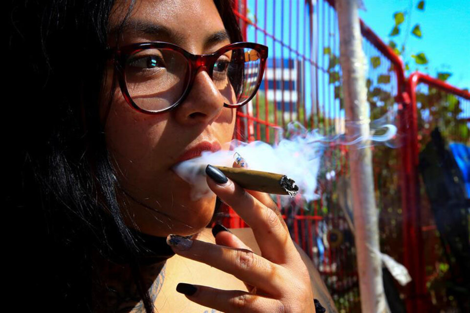 Una mujer fuma un cigarro de marihuana en el Zócalo de la Ciudad de México mientras la Cámara baja debatía la aprobación del cannabis para uso personal.  (Fuente: EFE)