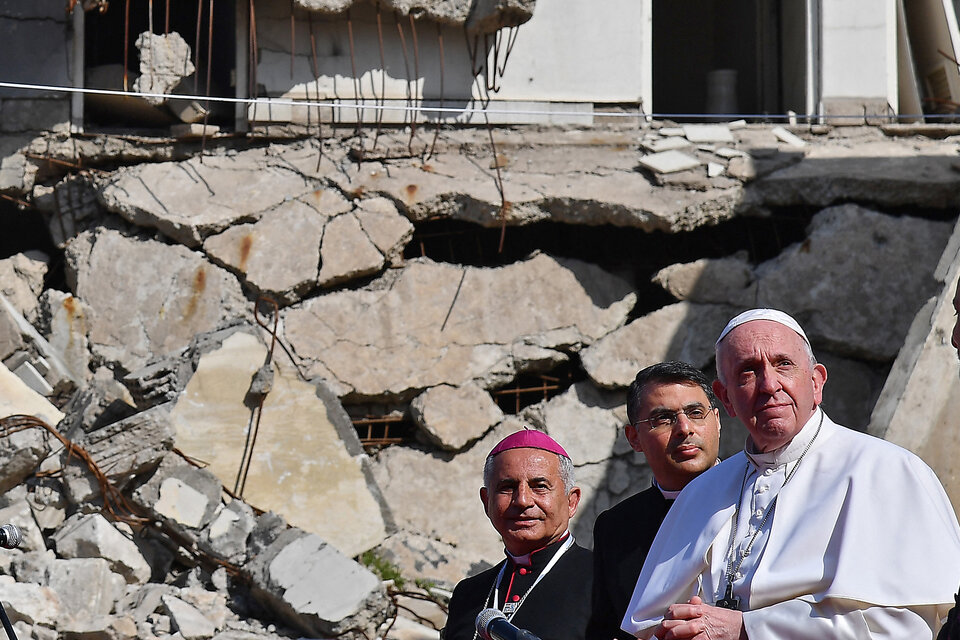 El papa Francisco entre las ruinas de la guerra durante su visita a Irak. (Fuente: AFP)