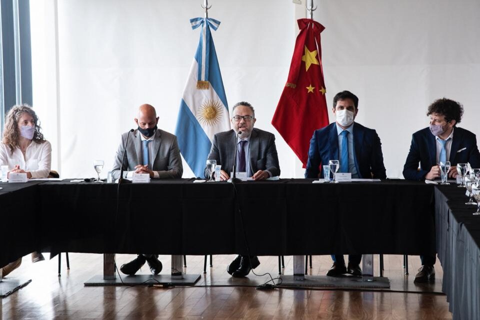 Kulfas junto a Sabino Vaca Narvaja, embajador argentino en China, y su par chino con representación en el país. 