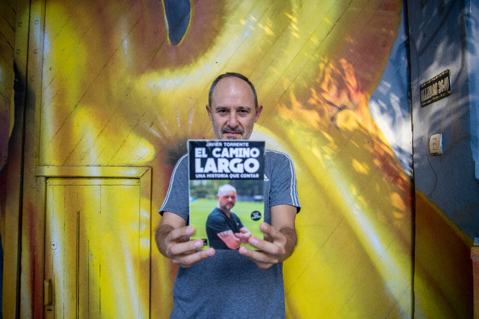 Andrés Sciapichetti con el libro en sus manos. (Fuente: Guido Piotrkowski)