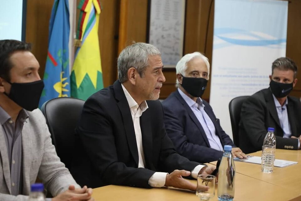 El ministro Jorge Ferraresi hizo la presentación junto al rector de la UNAJ, Ernesto Villanueva.