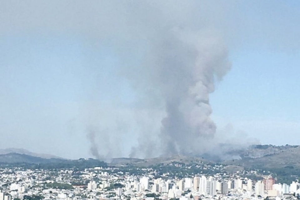 El humo es visible desde la ciudad.
