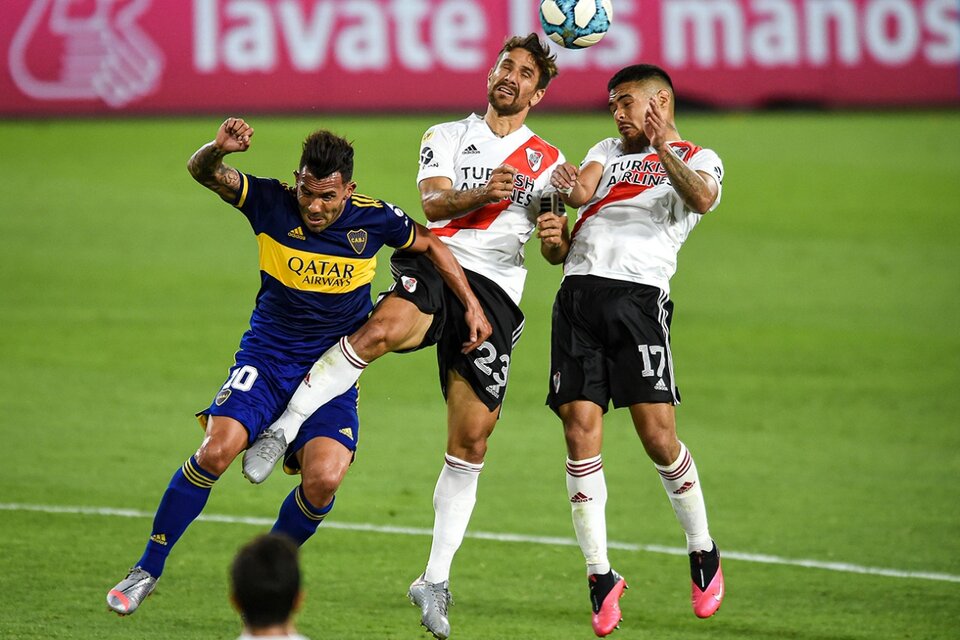 Tevez y Ponzio disputan la pelota en el último Superclásico, 2-2 en La Bombonera. (Fuente: AFP)