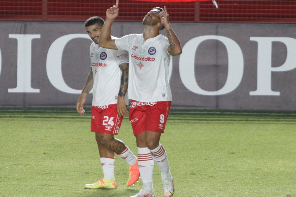 Avalos celebra el primer tanto del Bicho, que superó al Tomba mendocino.