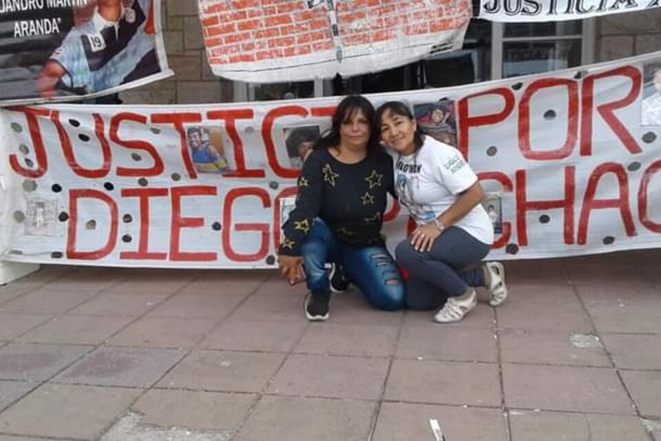 Claudia Véliz (derecha) en una de las tantas marchas en pedido de justicia para su hijo