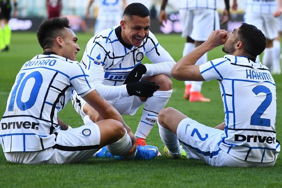 Lautaro, Alexis Sánchez y Hakimi celebran el gol del argentino. (Fuente: Twitter Inter)