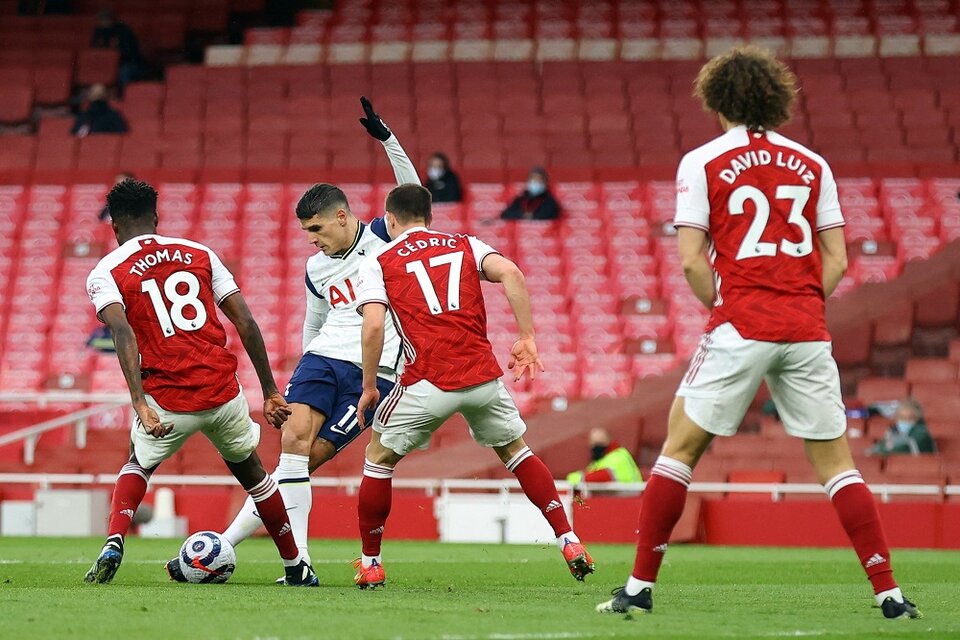 Lamela ya sacó el zurdazo de rabona para marcar su golazo ante el Arsenal. (Fuente: AFP)