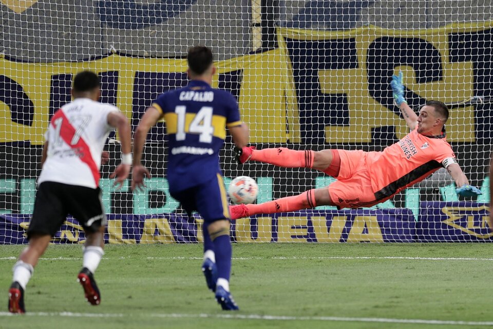 Armani no pudo evitar el gol de Villa de tiro penal. (Fuente: AFP)