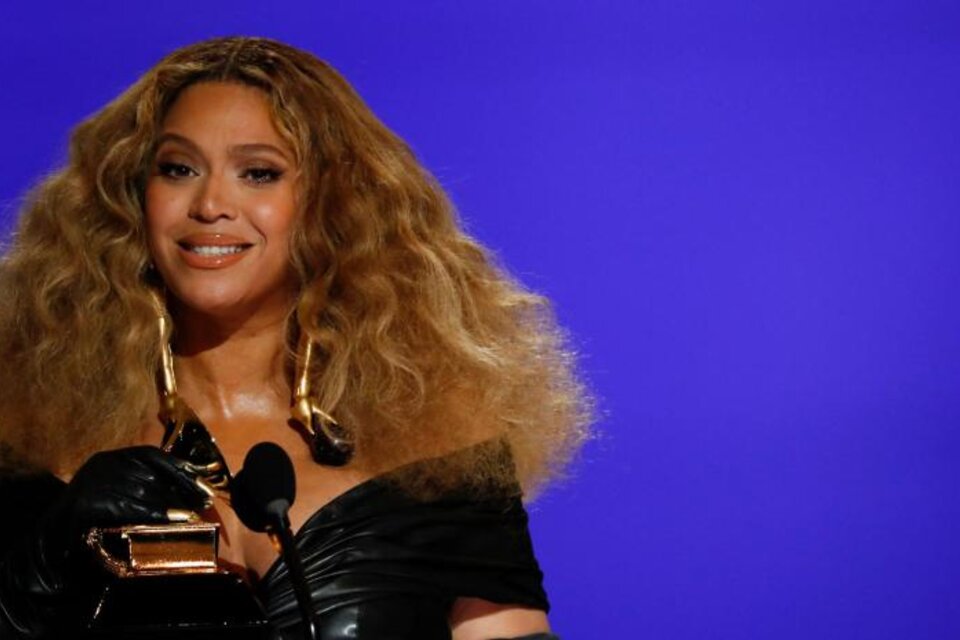 "Es mi trabajo y el de todos reflejar los tiempos que vivimos. Son tiempos difíciles", dijo Beyoncé al recibir su premio. 