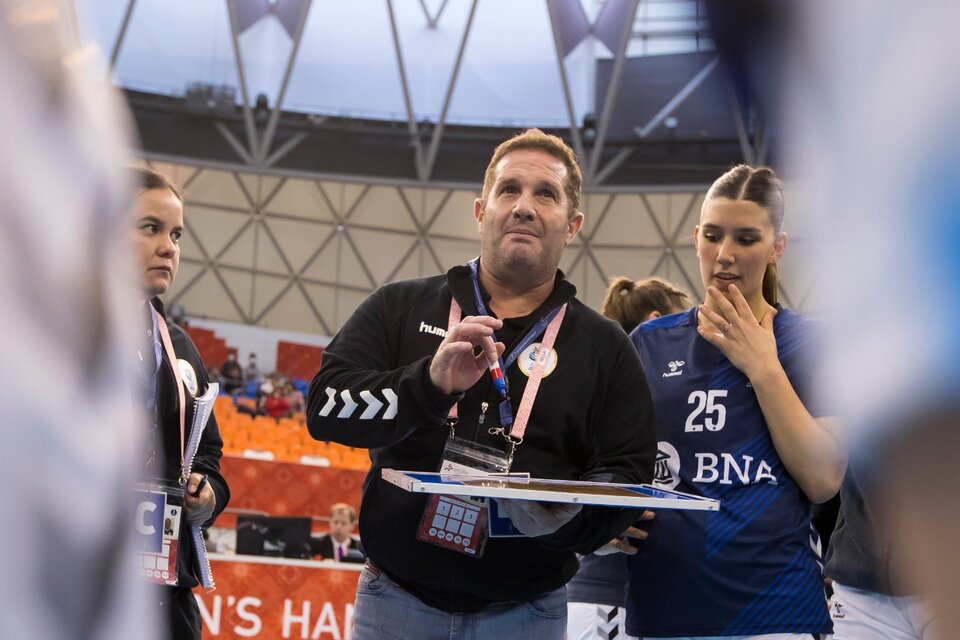 Eduardo Dady Gallardo quiere hacer historia con la selección femenina de handball. (Fuente: Confederación Argentina de Handball)