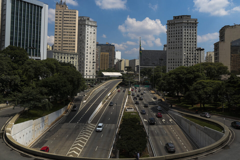 La avenida Nueve de Julio, casi vacía en el centro de la capital económica de Brasil (Fuente: AFP)