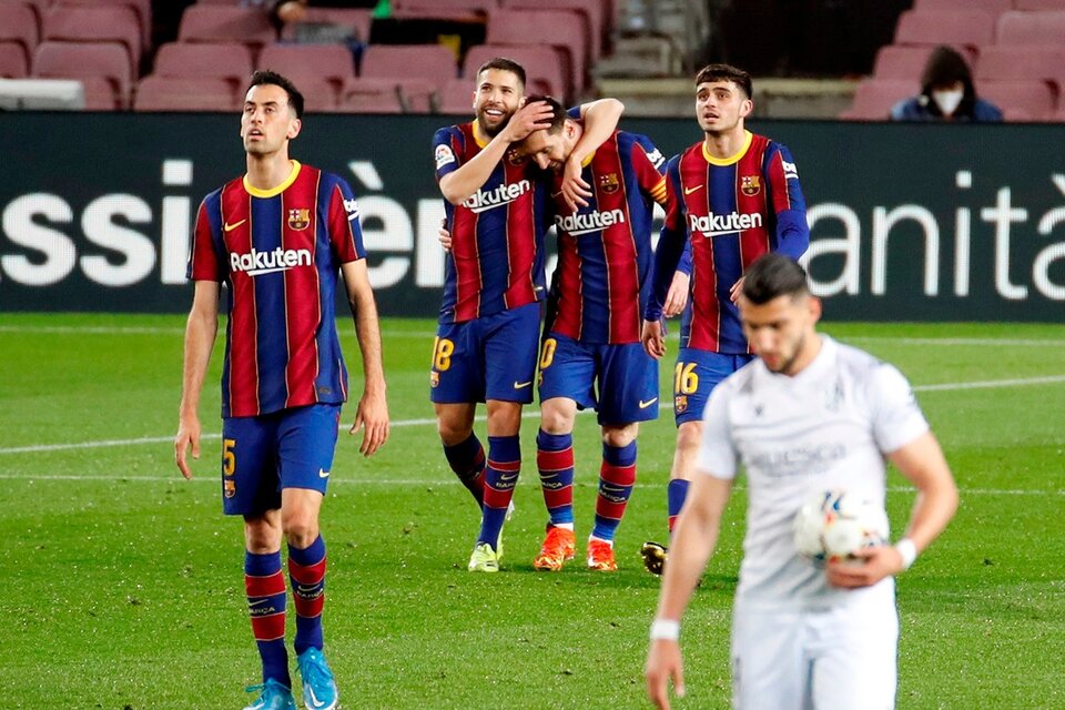 Jordi Alba felicita a Messi por su bombazo. (Fuente: EFE)