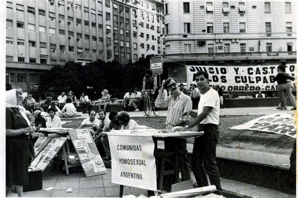 Carlos Jáuregui y César Cigliutti el 24 de marzo de 1986 en la jornada de las Madres de Plaza de Mayo.