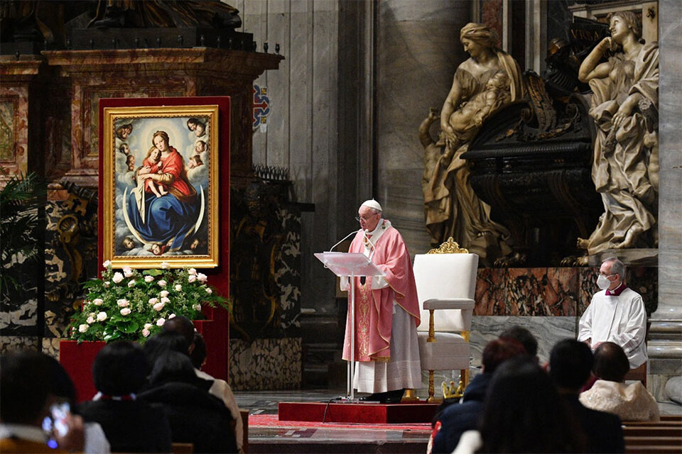 El Vaticano sostiene que los homosexuales deben ser tratados con dignidad y respeto, pero que el sexo homosexual está “intrínsecamente desordenado”. (Fuente: AFP)