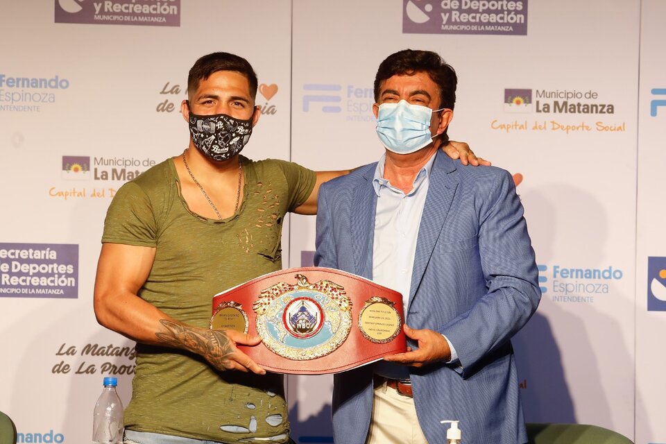 El jefe comunal Fernando Espinoza junto con el boxeador Brian Castaño en el acto realizado en el polideportivo Alberto Balestrini, de La Matanza.
