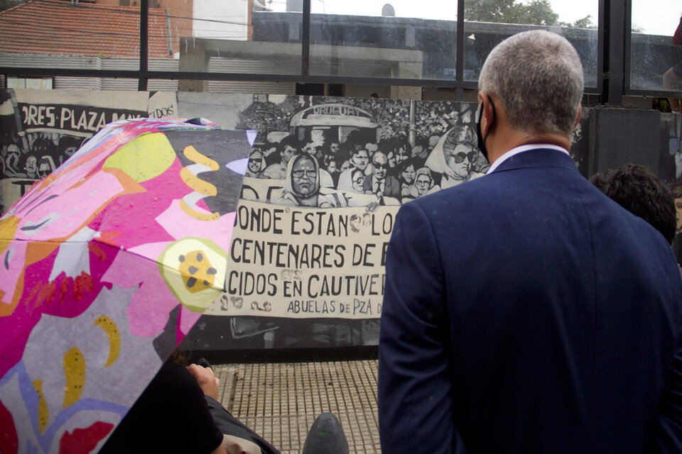 La estación Rivadavia, cercana a la ex ESMA, fue intervenida con murales sobre el terrorismo de Estado.