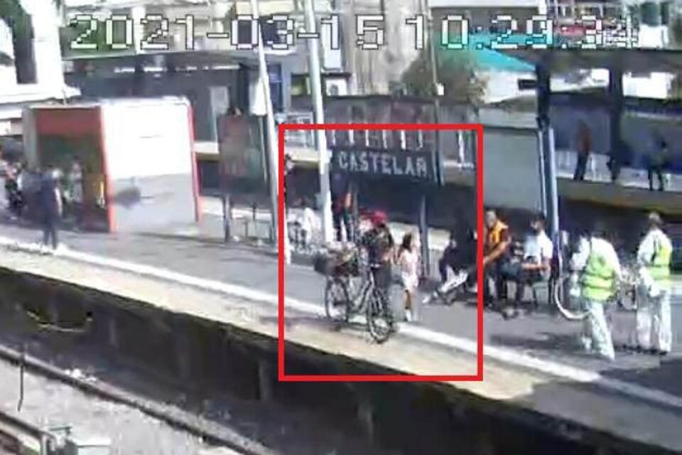 La imagen del secuestrador con la niña al bajar en la estación de Castelar, este lunes.