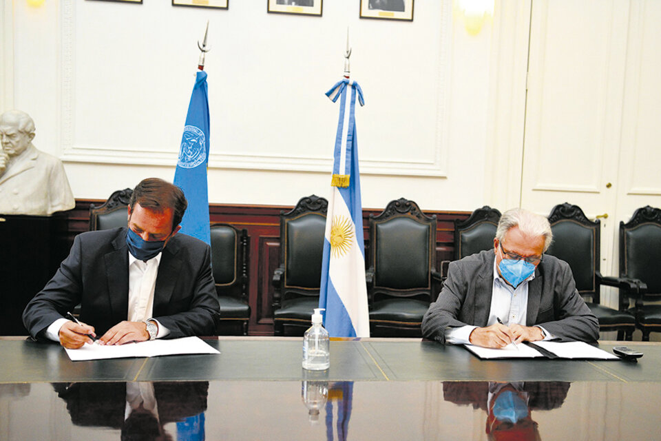 Sujarchuk y Barbieri, 
en la firma del acuerdo.  