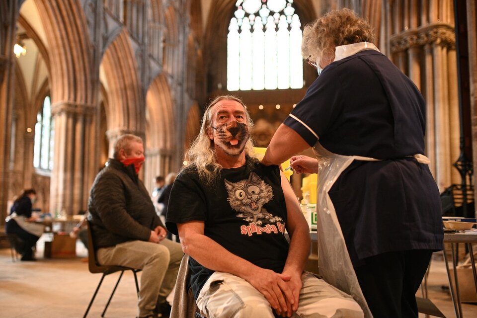 Vacunación de una dosis de AstraZeneca en la catedral de Lichfield, Gran Bretaña.  (Fuente: AFP)