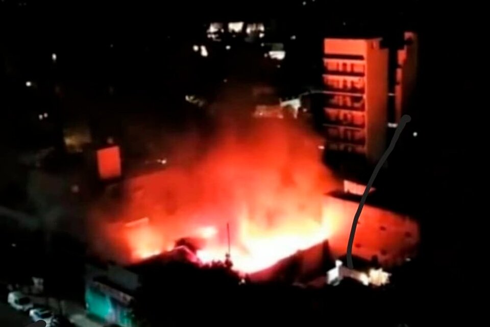 Impresionante incendio en un supermercado de Villa Urquiza