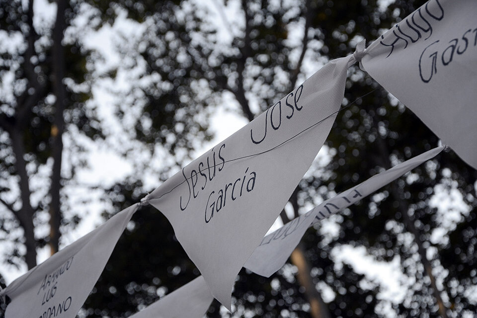 En la Plaza 25 de mayo, el martes 23 por la noche habrá vigilia y una instalación con unos 700 pañuelos con nombres de desaparecidos.  (Fuente: Sebastián Joel Vargas)