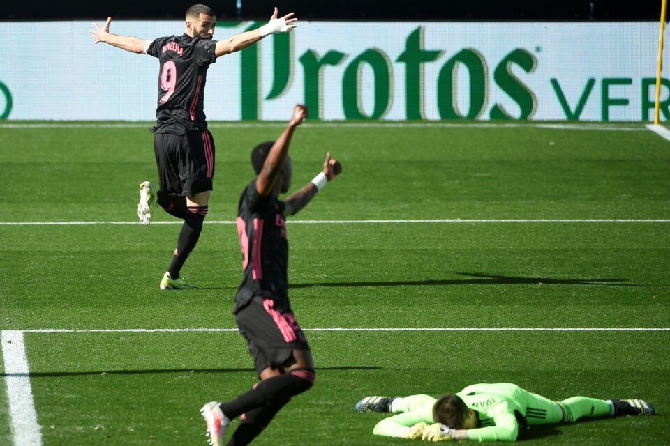 Benzema sale a celebrar uno de sus goles ante Celta. (Fuente: AFP)