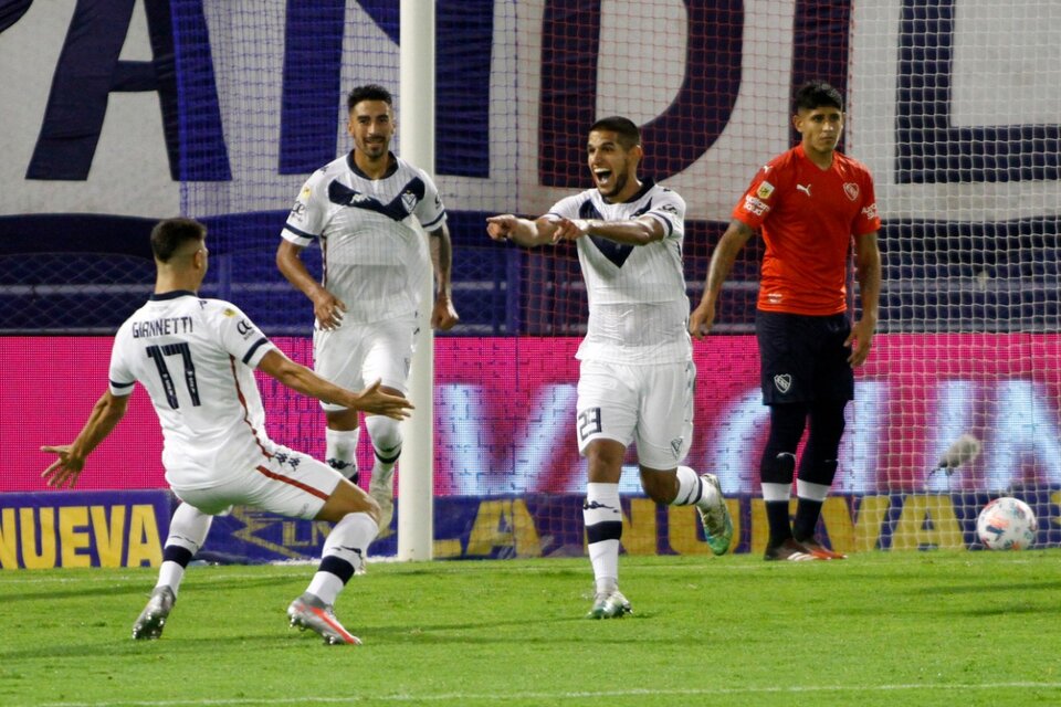 Abrahm sale a festejar el único gol de la noche en Liniers. (Fuente: Fotobaires)