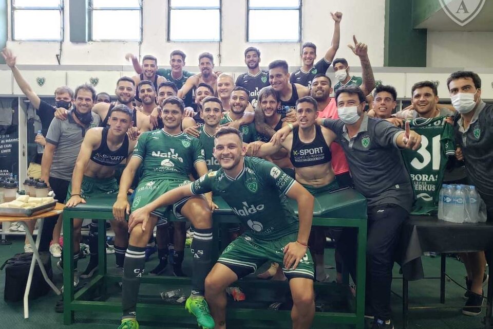 Festejo del Verde tras la primera victoria en la Liga de Fútbol Profesional (Fuente: Prensa Sarmiento de Junín)