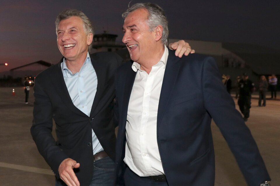 Otros tiempos: Gerardo Morales y Mauricio Macri abrazados. (Fuente: NA)