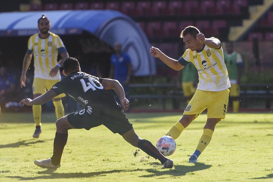 ((((((Foto 1))))) Central no pudo usufructuar la jerarquía de Rubén porque la pelota le llegó poco.   ((((Foto 2))))) Emiliano Vecchio tuvo escasa participación.   (Fuente: Prensa CARC)