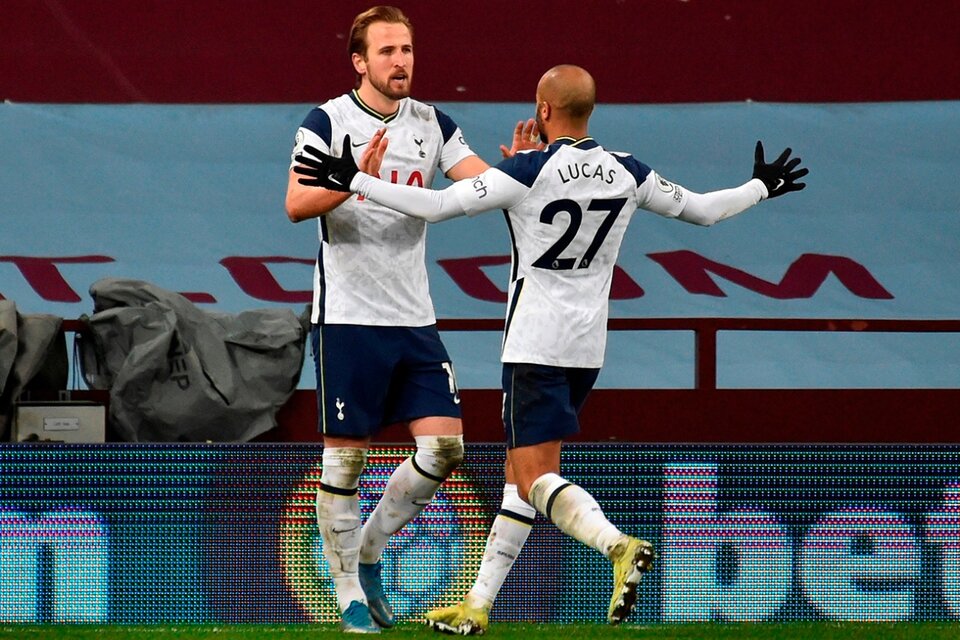 Kane festeja su gol con el brasileño Moura. Ganó Tottenham. (Fuente: EFE)