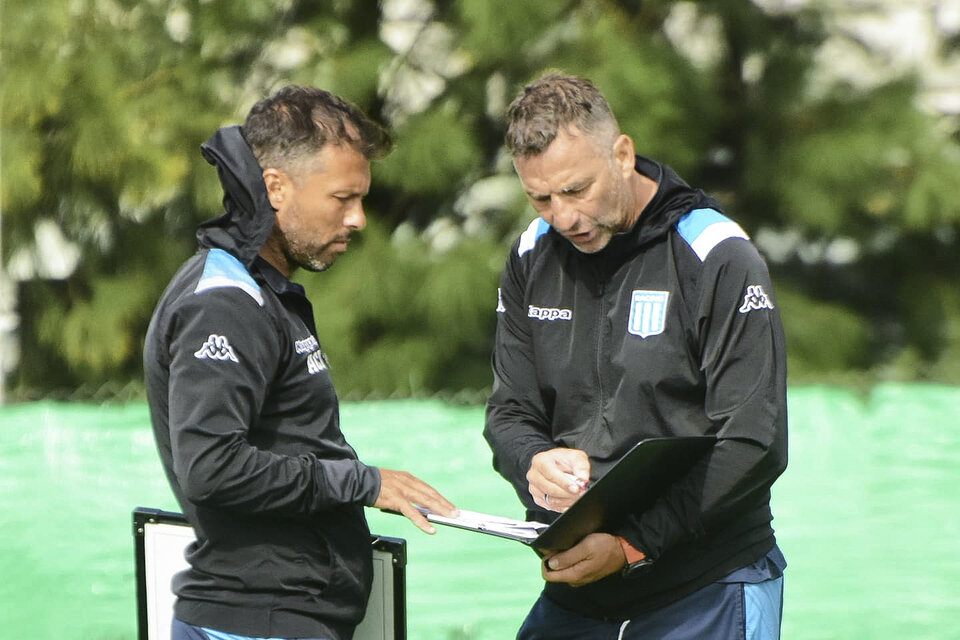 Moreno y Fabianesi charla con Pizzi. Ayudante de campo y entrenador. (Fuente: NA)