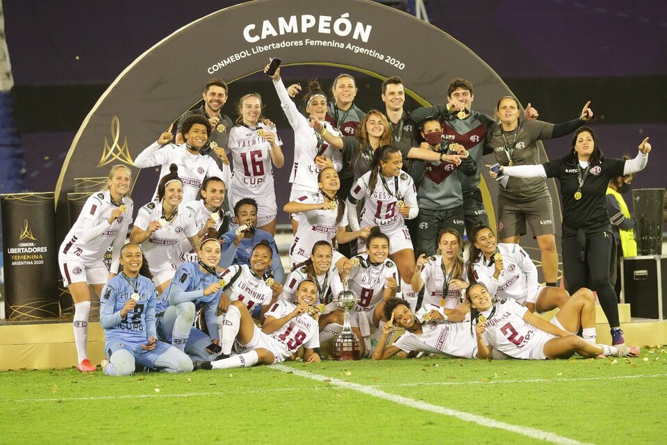 Las campeonas festejan el título en la cancha de Vélez. (Fuente: Conmebol)