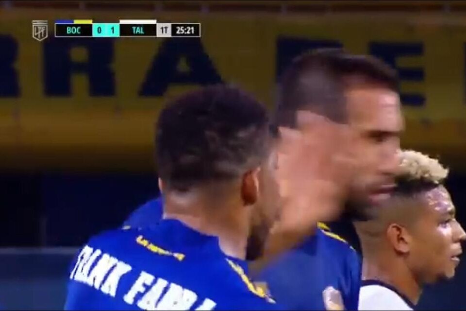 El momento del cachetazo de Fabra a Izquierdoz, durante el partido ante Talleres. (Fuente: Captura de TV)